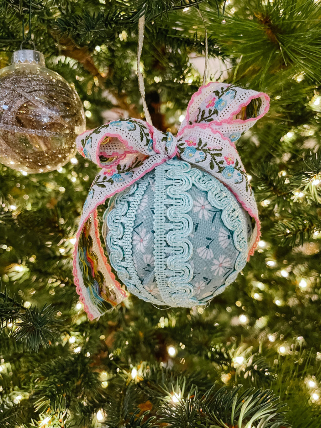 How To Make A Scrap Fabric Tree Ornament ⋆ A Rose Tinted World