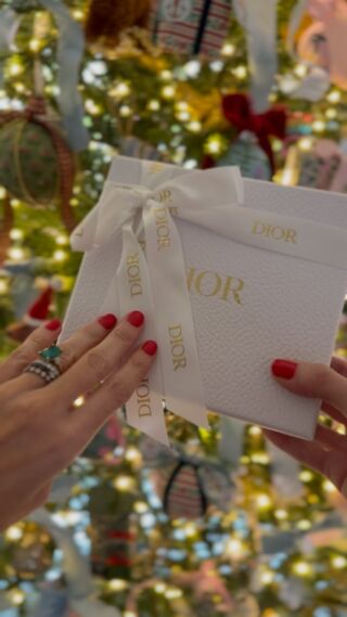 My card holder was literally peeling and falling apart, so I got a little late birthday present from my mom! I’ve always loved caning and Dior’s Cannage is so classic! #dior #unboxing