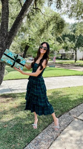 It’s giving holidays! Use code VERONIKAHOLIDAY15 for 15% off of your order! Wearing size small. SHOP: https://liketk.it/4nngS or comment SHOP for the link via DM!