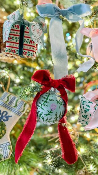 A #grandmillennial tree with 80% handmade ornaments! I love this tree so much because it’s filled with ornaments we crafted with our hands and each bow is hand-tied. #grandmillennialchristmas